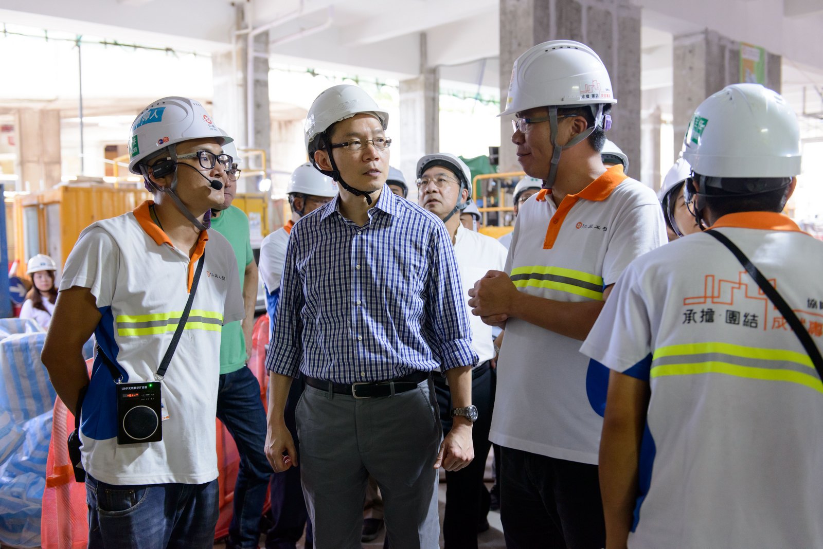 协兴工程项目团队向劳工处处长陈嘉信太平绅士（中）介绍各项高处作业安全措施