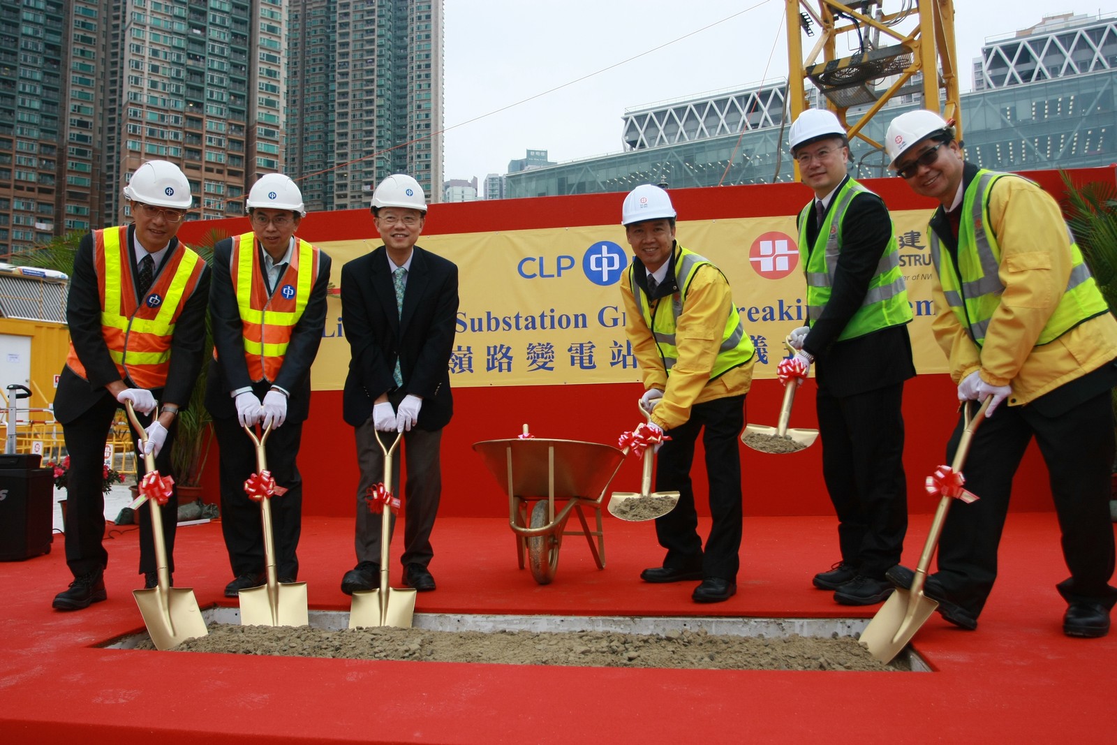 Managing Director Mr. Chu Tat-chi (3rd left) together with top management of CLP and ALKF+ to officiate the ceremony