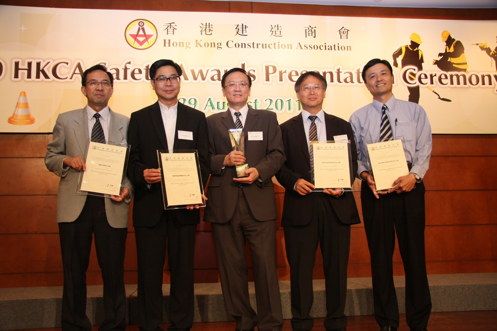Hip Hing and Vibro Management receives the awards on behalf of the companies
