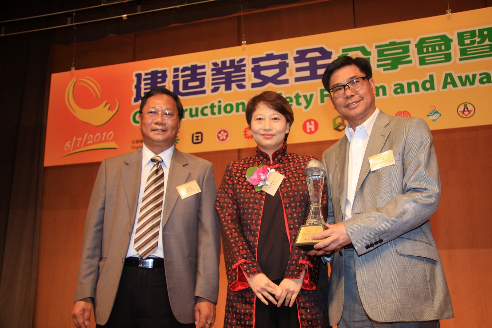 Mrs. Cherry Tse, JP, Commissioner for Labour presented various awards to Senior Project Manager (Contracts) Wong Cheuk Kwong (Left)