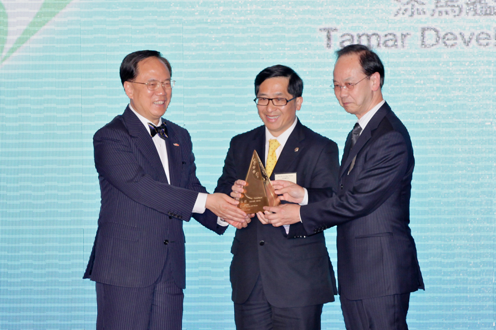 Dr. Paul Tong (right), Managing Director of Hip Hing Construction Co. Ltd. and Thomas Ho (Centre), Chief Executive of Gammon Construction Ltd. receive the 2009 HKAEE Award from Donald Tsang, Chief Executive of the HKSAR